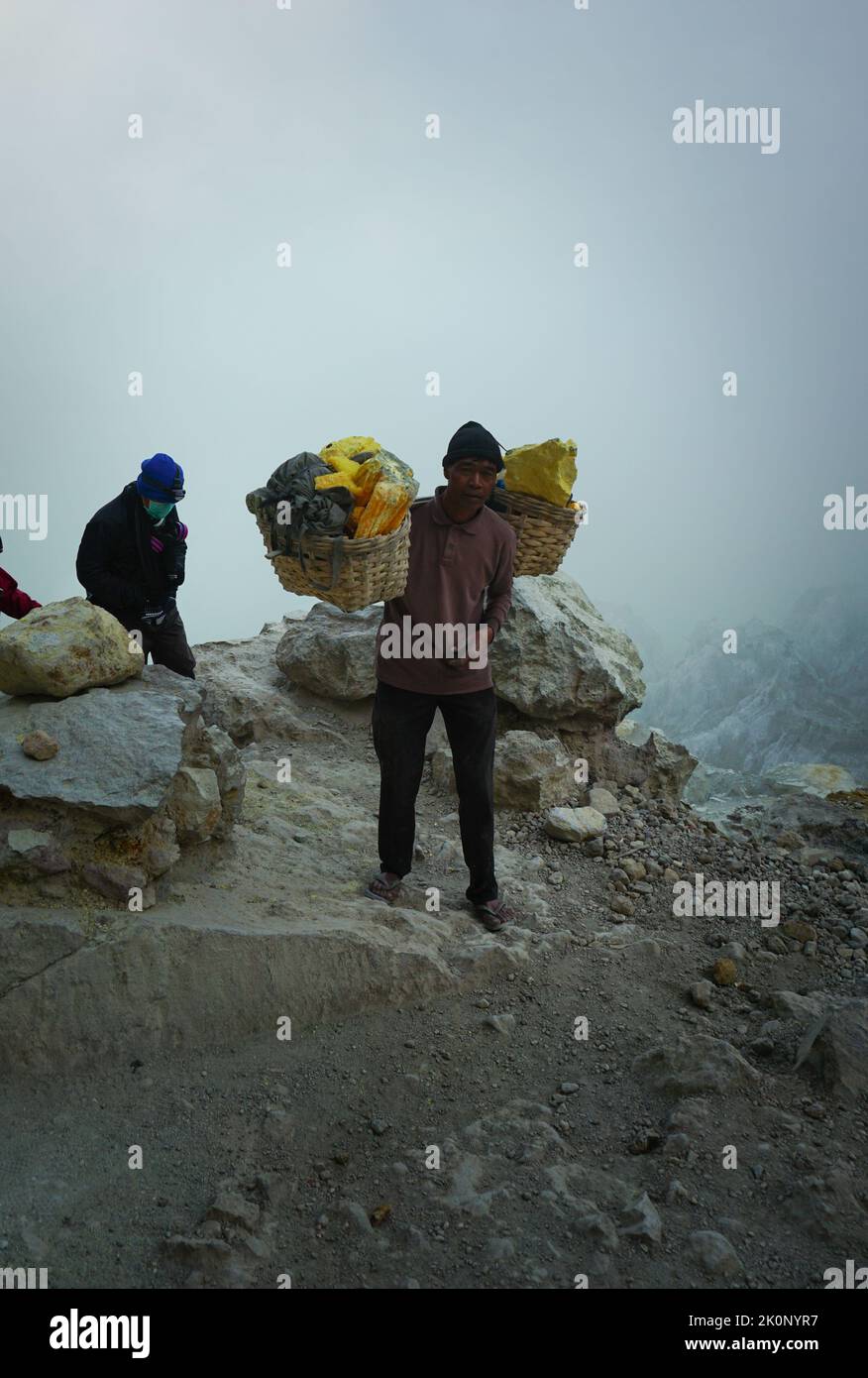 Banyuwangi, Indonésie - 13 octobre 2019 : activité du mineur de soufre au cratère d'Ijen à Banyuwangi, Java-est, Indonésie. Banque D'Images