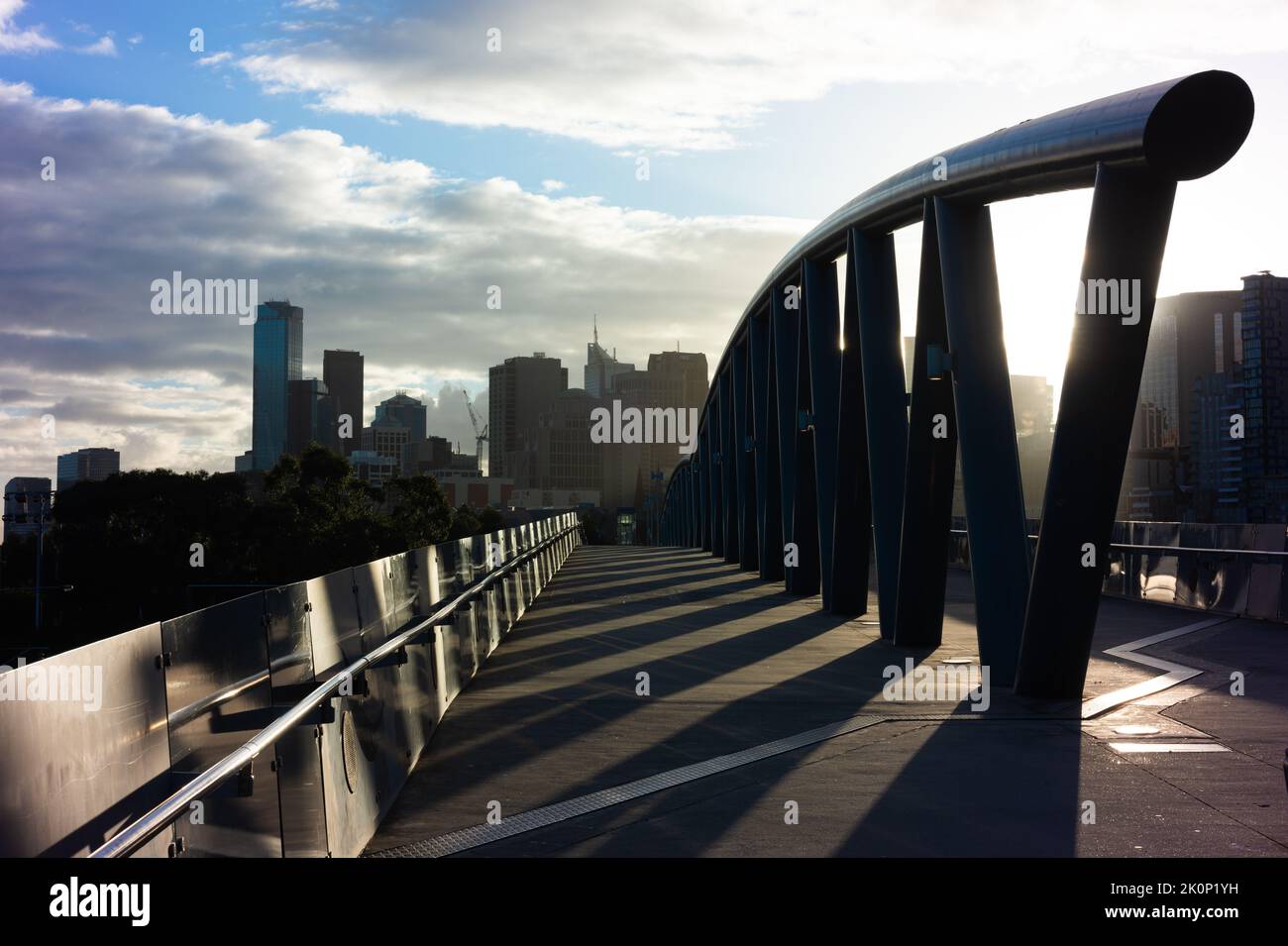 Vue sur le soleil sur le pont William Barak dans le quartier des affaires de Melbourne. Banque D'Images