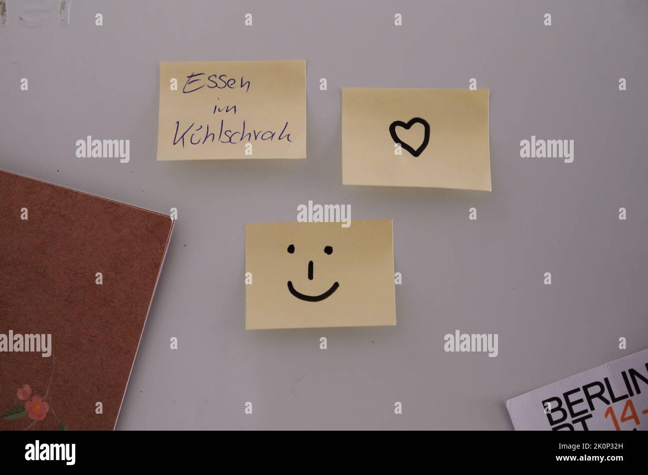 Berlin, Allemagne. 12th septembre 2022. Illustration - Une émoticône est peinte sur un Post-it et accroché au réfrigérateur. Côlon, moins, parenthèse étroite : un informaticien a inventé un symbole numérique il y a 40 ans (19 septembre). (À dpa: 'Comment une expression émotionnelle a évolué numériquement: 40 ans :-)') Credit: Annette Riedl/dpa/Alay Live News Banque D'Images
