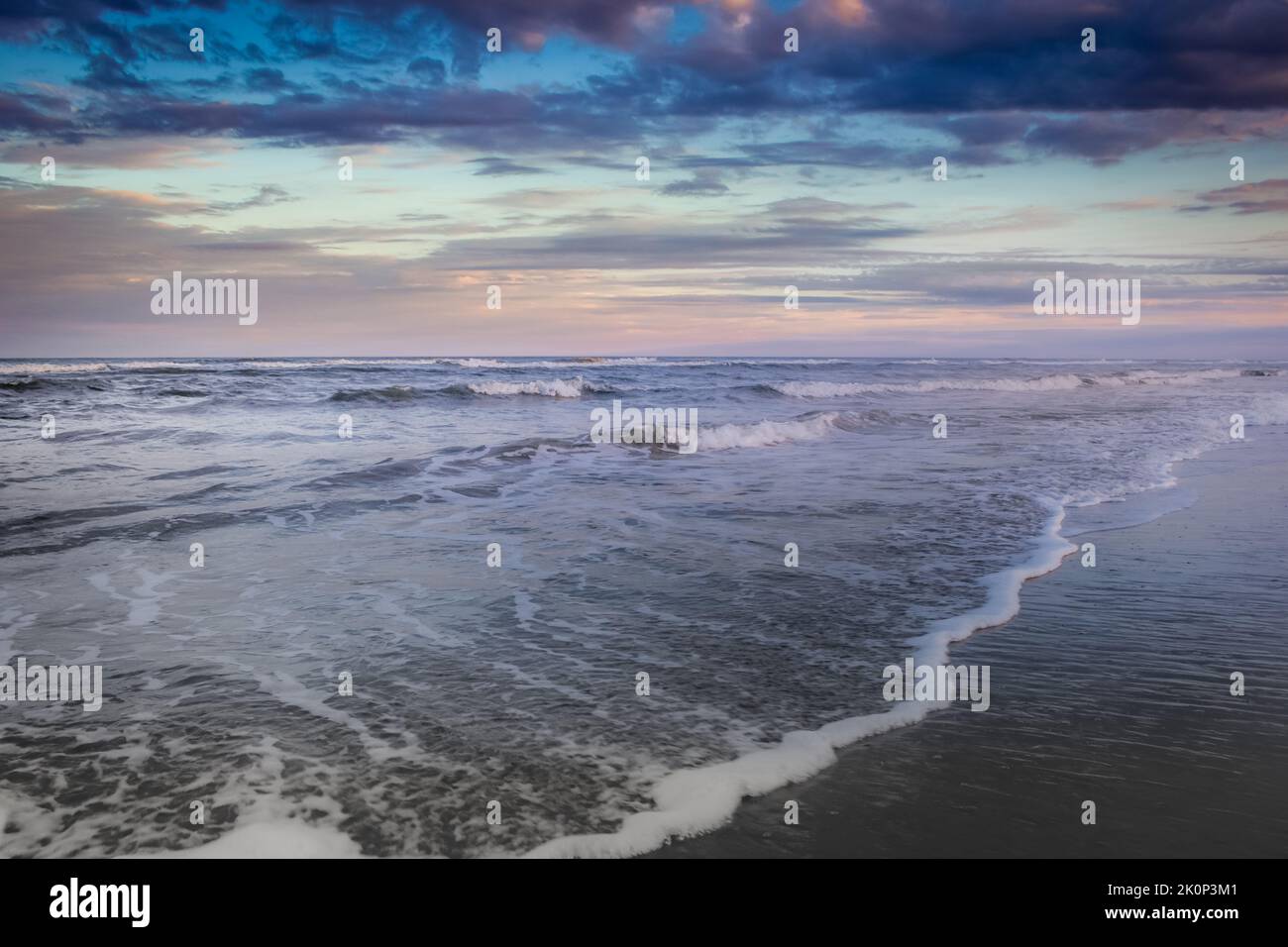 Plage dans la ville de Torres, état de Rio Grande do Sul au coucher du soleil, sud du Brésil Banque D'Images