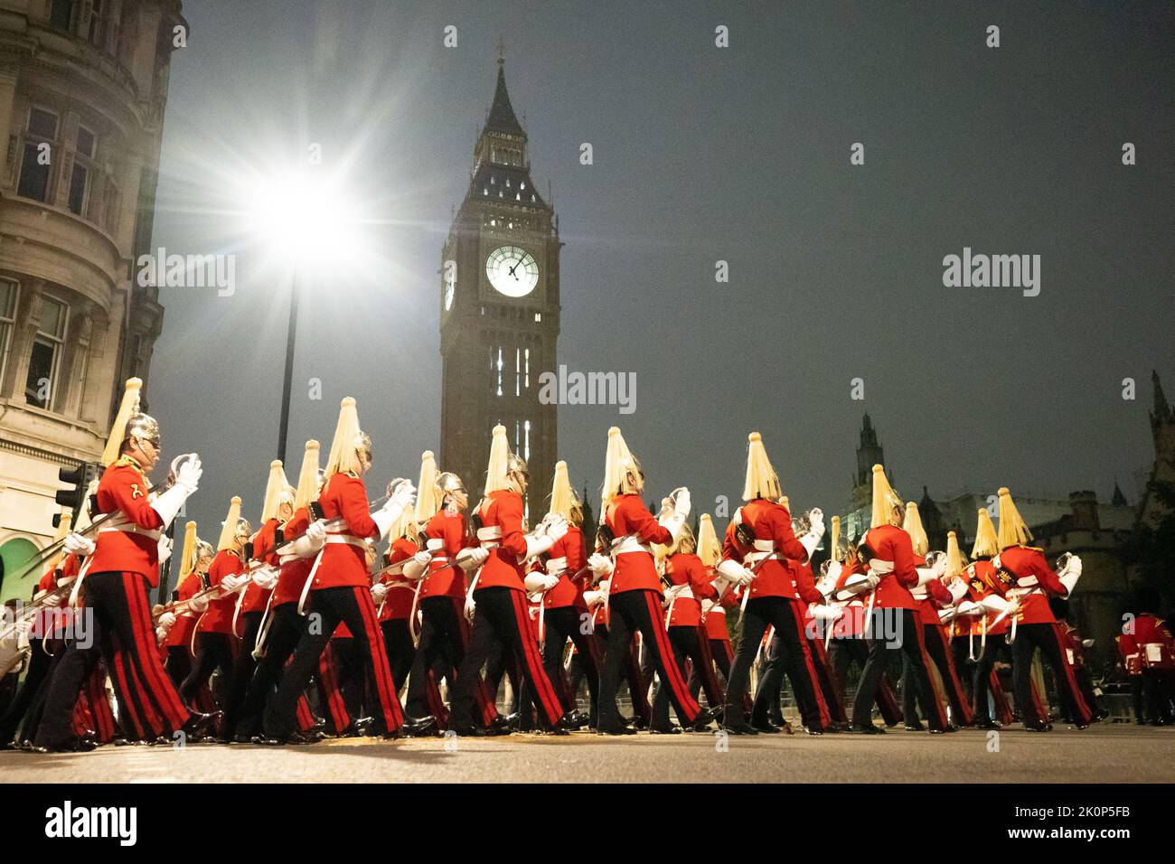 Une répétition tôt le matin pour la procession du cercueil de la reine Elizabeth de Buckingham Palace à Westminster Hall, Londres, où il sera dans l'état jusqu'à ses funérailles lundi. Date de la photo: Mardi 13 septembre 2022. Banque D'Images