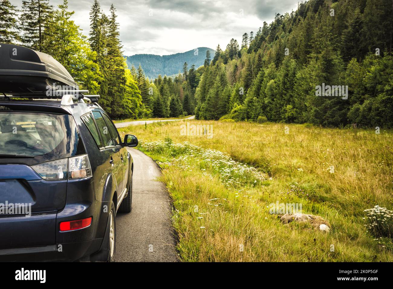 Voiture pour voyager avec une route de montagne Banque D'Images