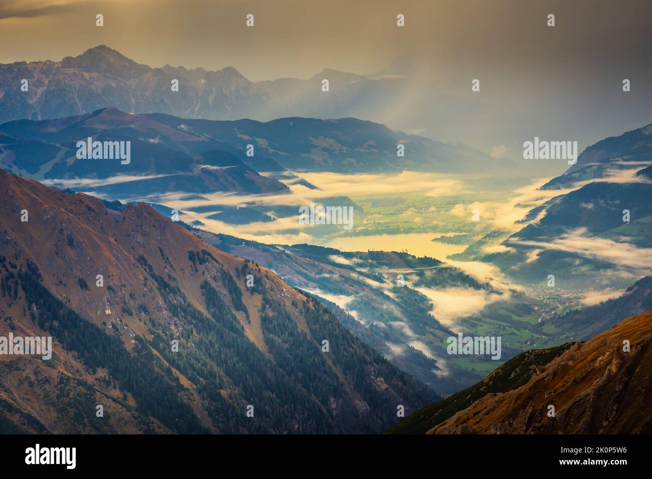 Vallée brumeuse d'en haut Grossglockner et paysage de montagne à l'aube, Autriche Banque D'Images