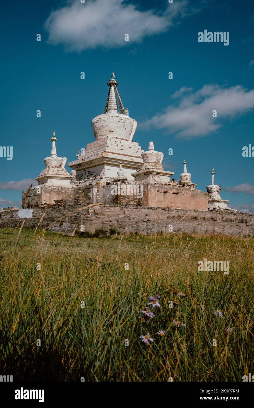 Vue sur la stupa dorée du monastère d'Erdene Zuu à Kharkhorin, Mongolie Banque D'Images