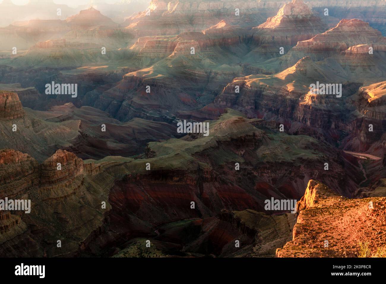 Silhouette du plateau sud du Grand Canyon au coucher du soleil doré, Arizona, États-Unis Banque D'Images