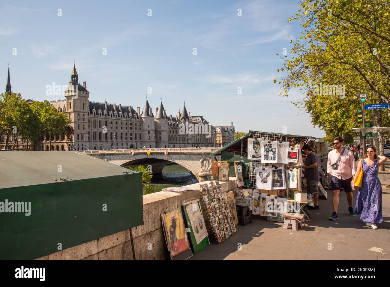 Paris, France. Août 2022. Bookstall le long de la Seine avec la conciergerie en arrière-plan. Photo de haute qualité Banque D'Images