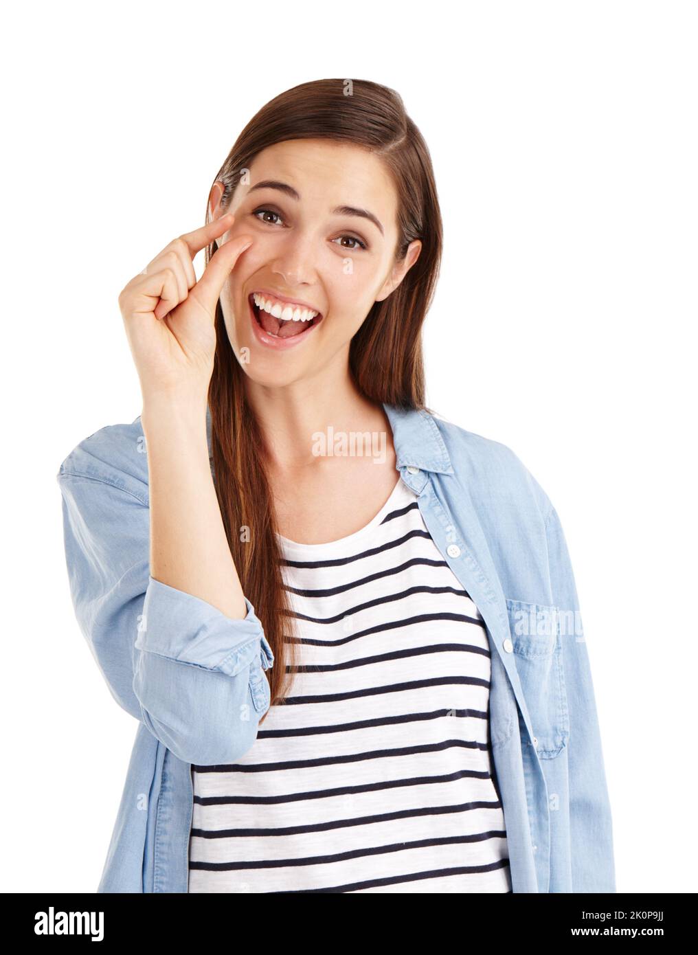 Juste un smidge. Photo studio d'une belle jeune femme indiquant une petite taille avec ses mains sur fond blanc. Banque D'Images