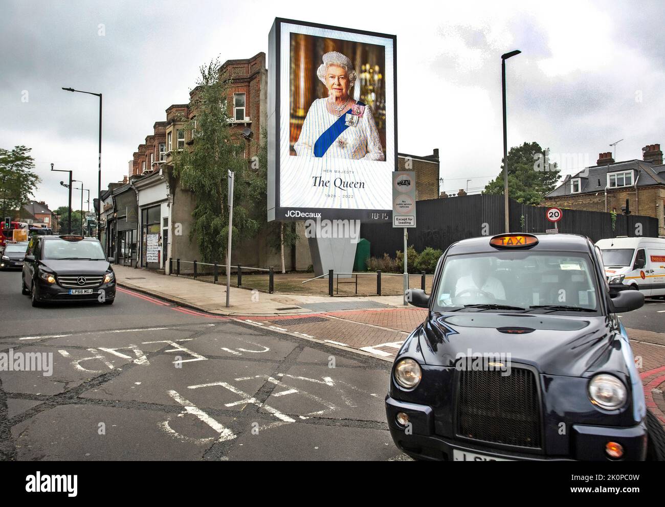 Londres, Royaume-Uni, 9th septembre 2022. Le panneau d'affichage numérique s'est transformé pour rendre hommage à HM la reine Elizabeth II à Londres, au Royaume-Uni. Banque D'Images