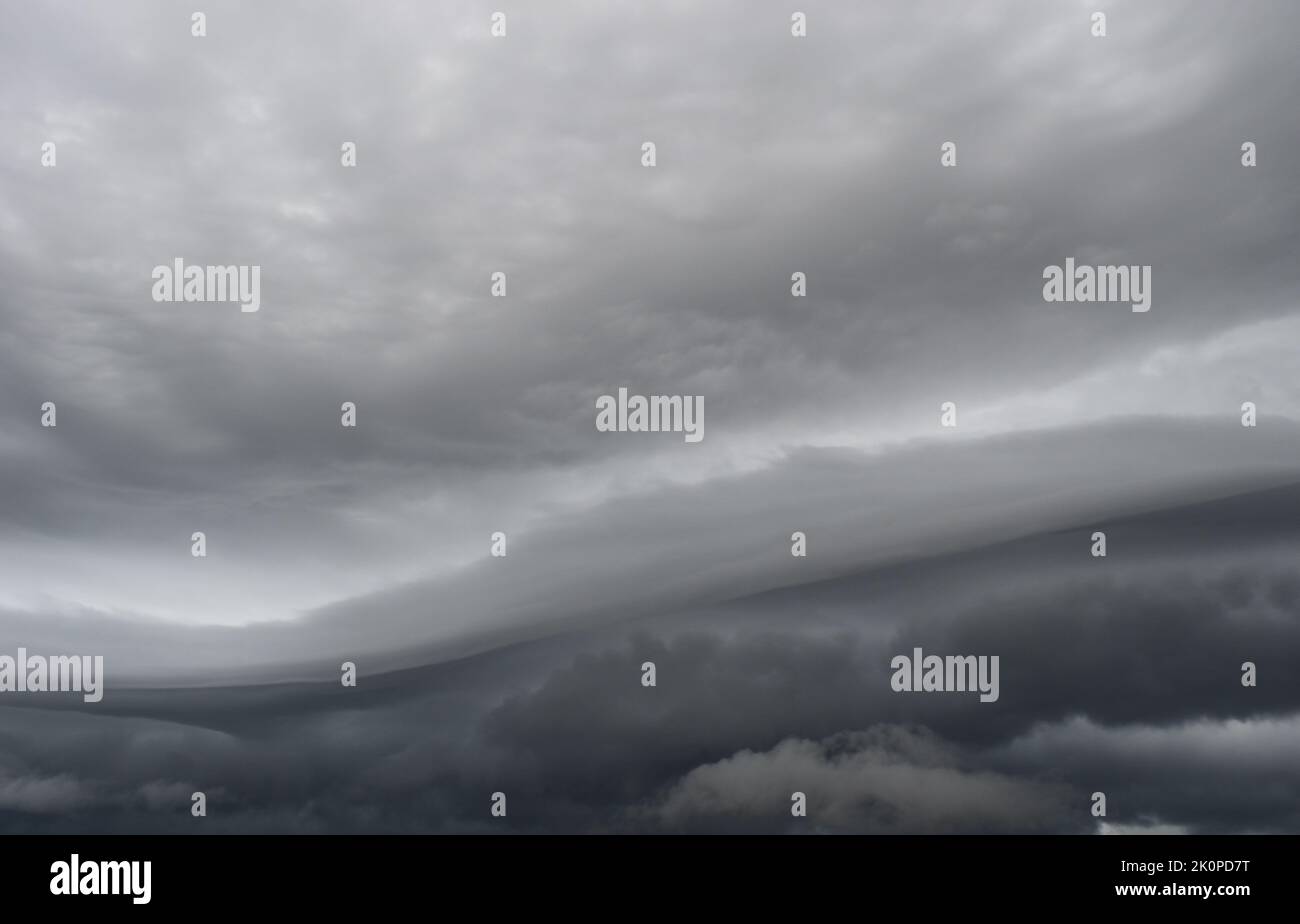 Arcus nuage roulant dans la tempête, Cumulonimbus formations de nuages sur le ciel tropical , Nimbus en mouvement , Résumé arrière-plan du phénomène naturel Banque D'Images