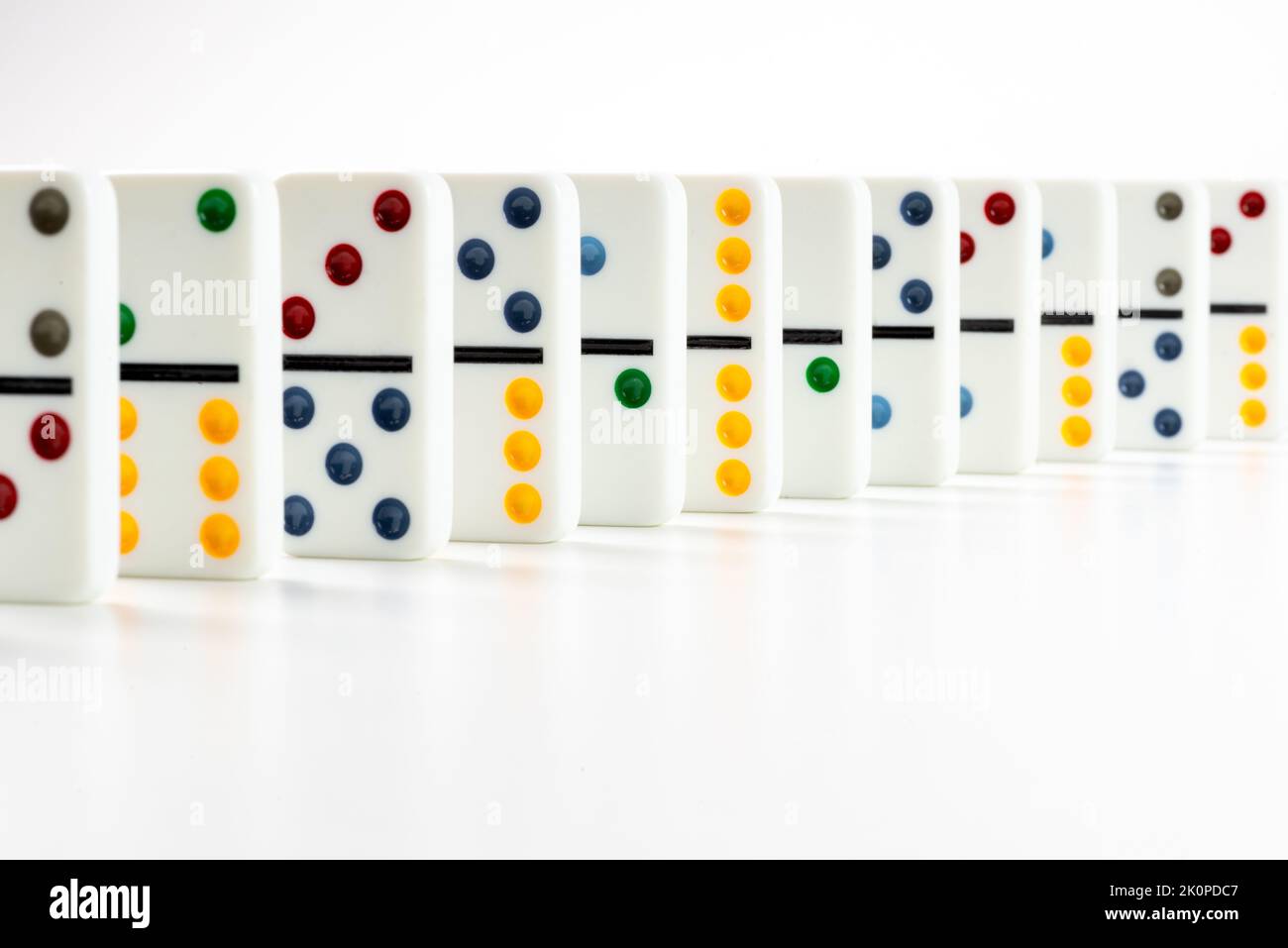 Dominos. Dominos avec des points colorés en rangée sur fond blanc. Banque D'Images