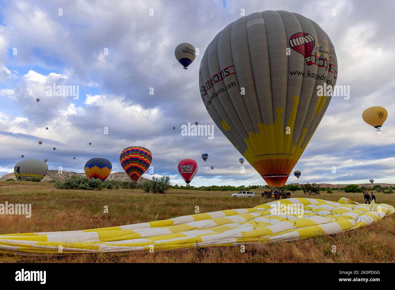 GÖREME/TURQUIE - 26 juin 2022: Ballons d'air chaud atterrir près de göreme à la fin de la visite. Banque D'Images