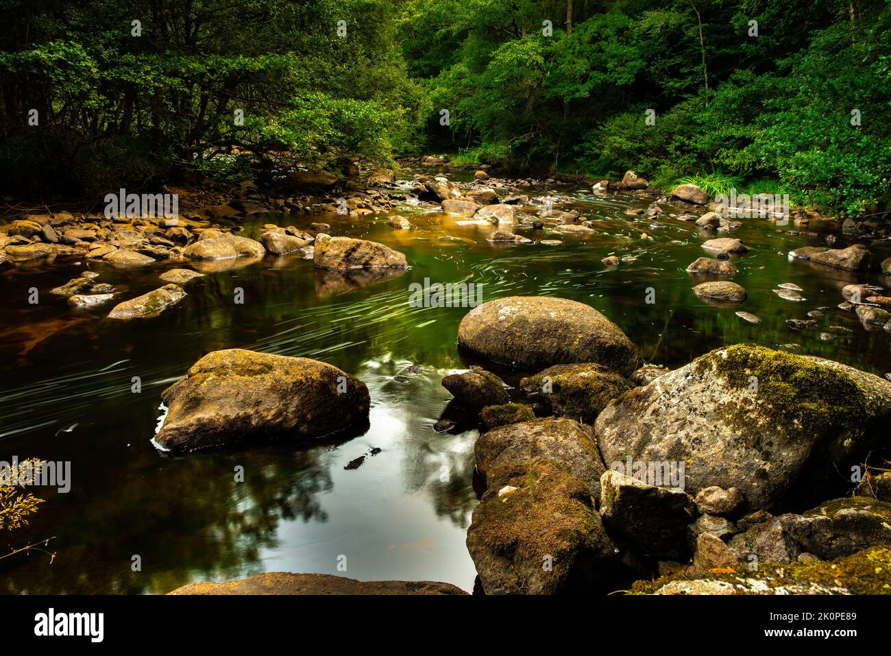 Débit de la rivière à son plus bas. Paysage calme et hypnotique. Banque D'Images