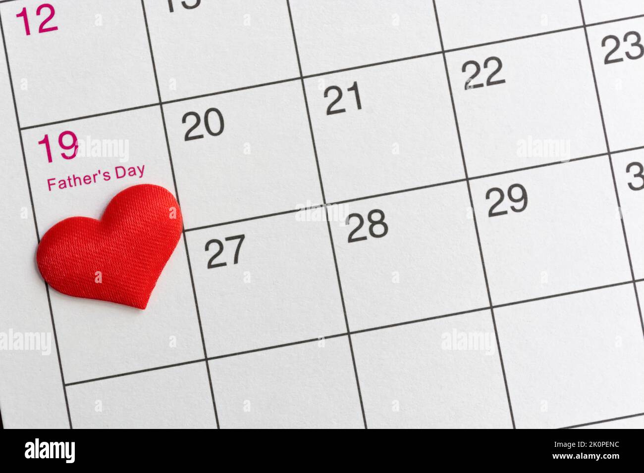 Forme de coeur rouge à la date du 19th jour dans le calendrier. Banque D'Images