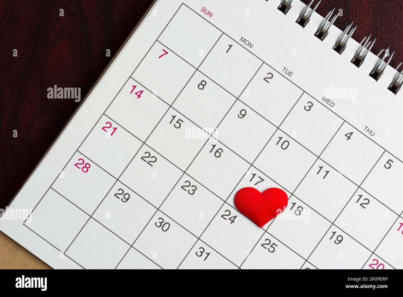 Forme de coeur rouge à la date du 17th jour dans le calendrier. Banque D'Images