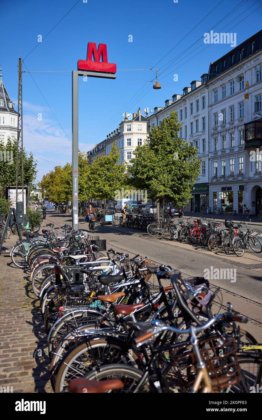 Panneau de métro, station Nørreport, vélos garés en premier plan ; Frederiksborggade Copenhagen, Danemark Banque D'Images