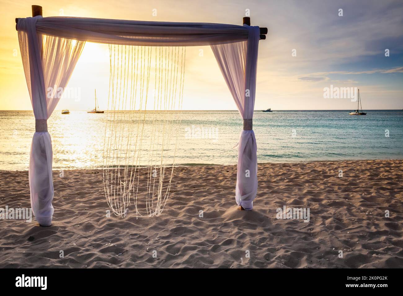 Mariage dans la plage idyllique des caraïbes au coucher du soleil à Aruba, Antilles néerlandaises Banque D'Images
