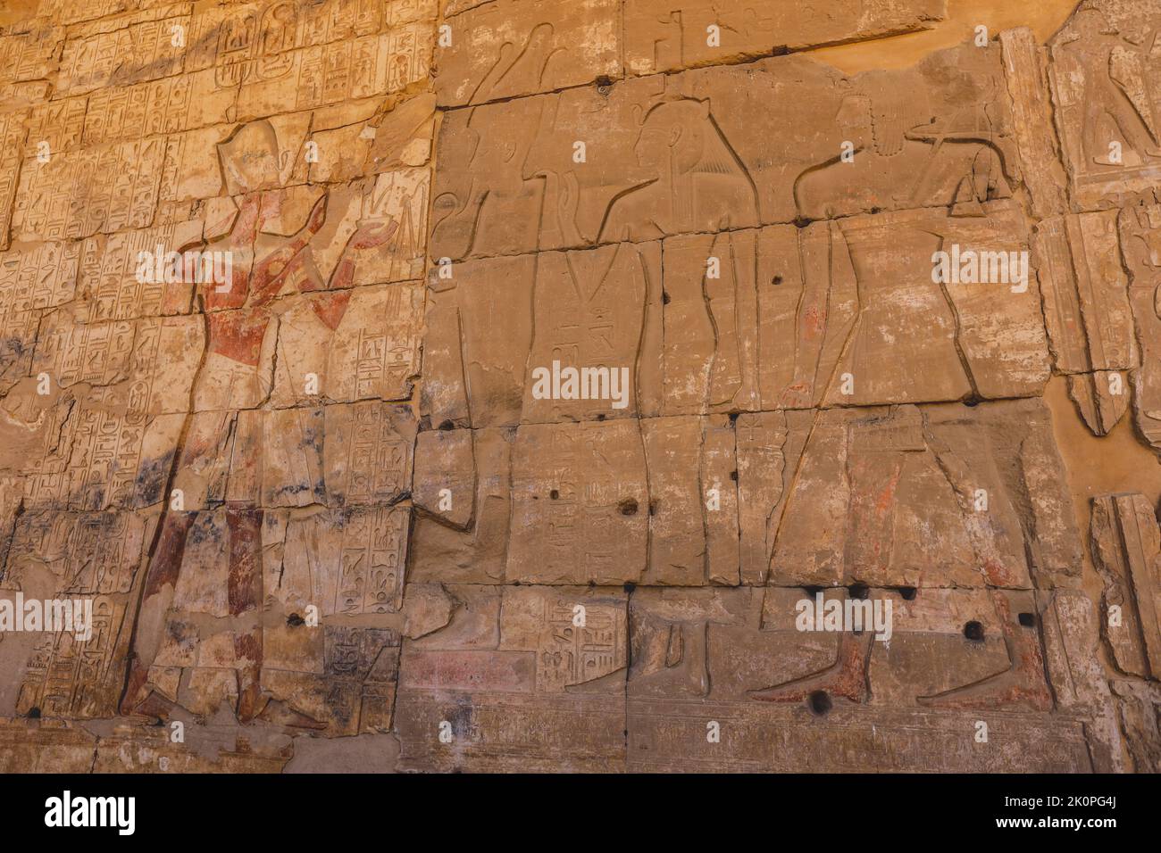 Ancien dessin égyptien sur les murs du temple de Seti I également connu comme le Grand Temple d'Abydos à Kharga, Egypte Banque D'Images
