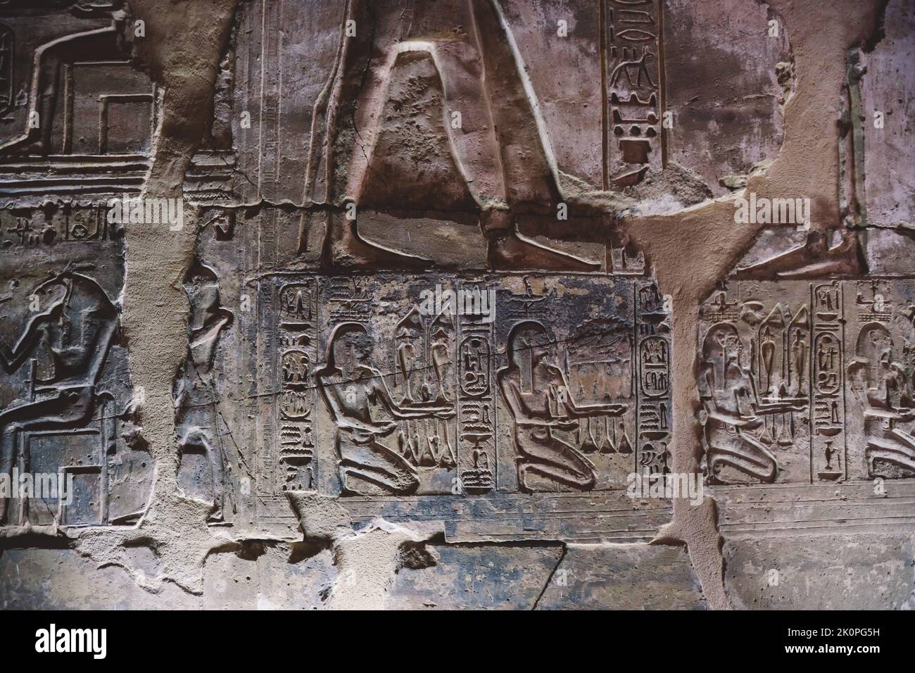 Ancien dessin égyptien sur les murs du temple de Seti I également connu comme le Grand Temple d'Abydos à Kharga, Egypte Banque D'Images