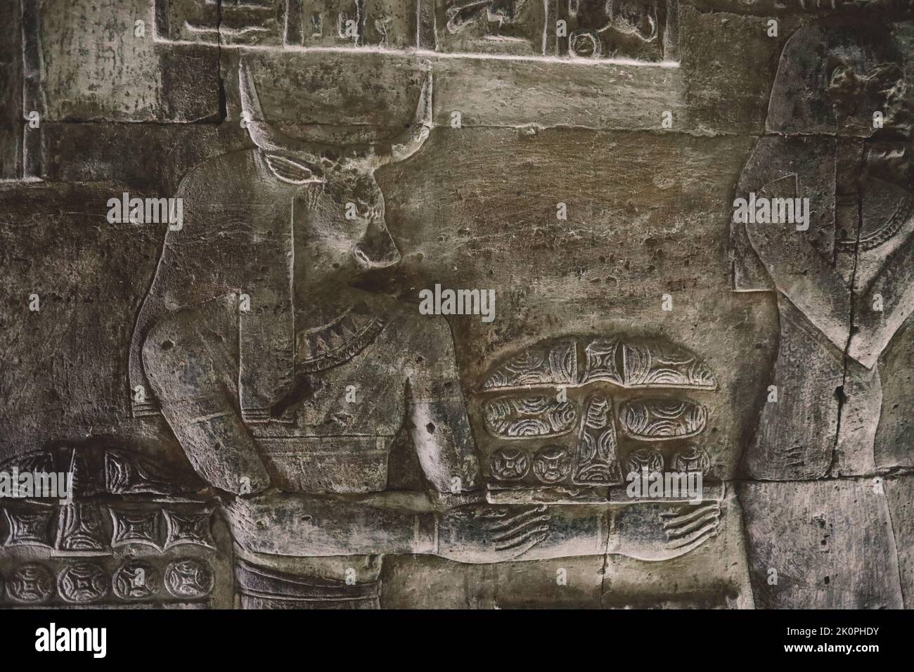 Vue sur un ancien dessin égyptien sur les murs du temple de Dendera dans le sud-est de Dendera, Egypte Banque D'Images