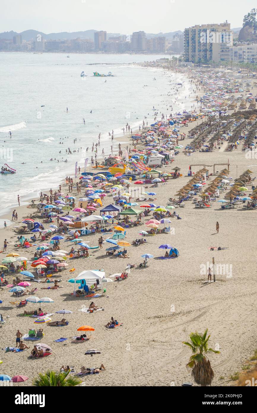 Plage bondée avec parasols plage animée, Fuengirola, Los Boliches, Andalousie, Costa del sol, Espagne. Banque D'Images