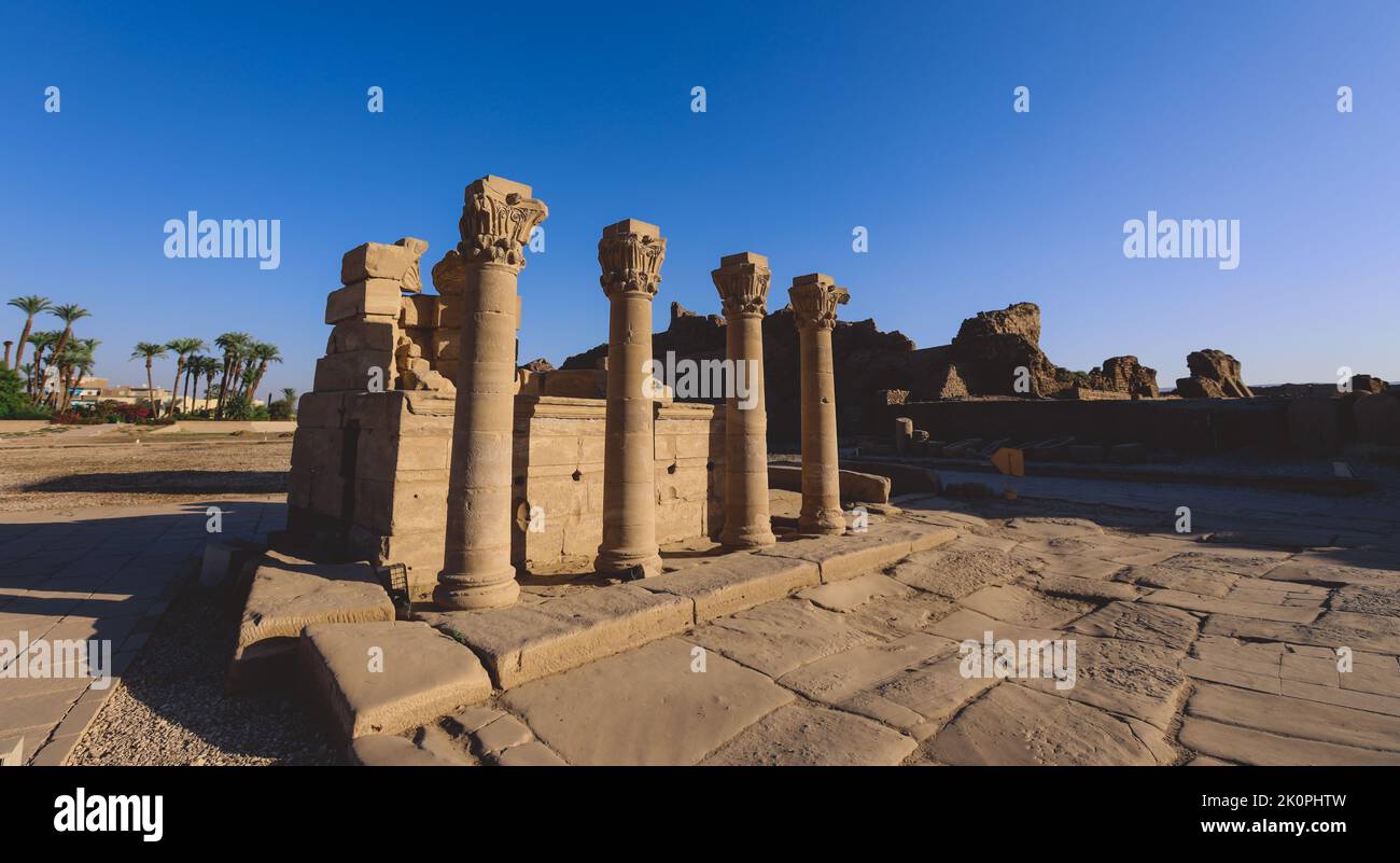 Vue extérieure sur un ancien temple égyptien de Dendera dans le sud-est de Dendera, Egypte Banque D'Images