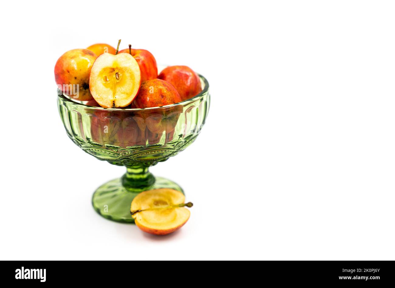 Pommes rouges fraîches dans un vase en verre sur fond blanc isolé. Photo de haute qualité Banque D'Images