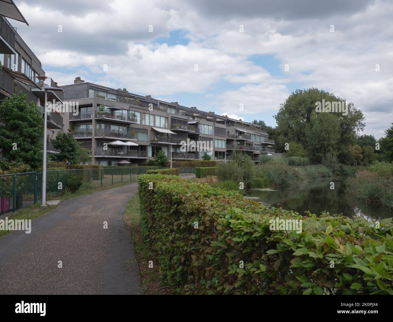 Lokeren, Belgique, 27 août 2022, immeuble d'appartements sur le vieux Durme à Lokeren, Flandre orientale Banque D'Images