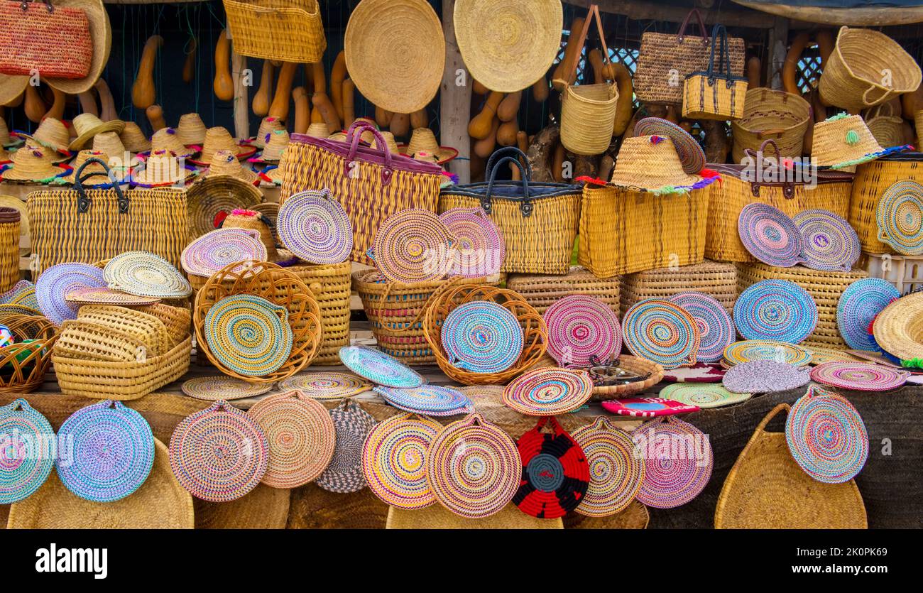 En osier artisanat chapeaux, sacs et autres souvenirs dans le marché du Maroc Banque D'Images