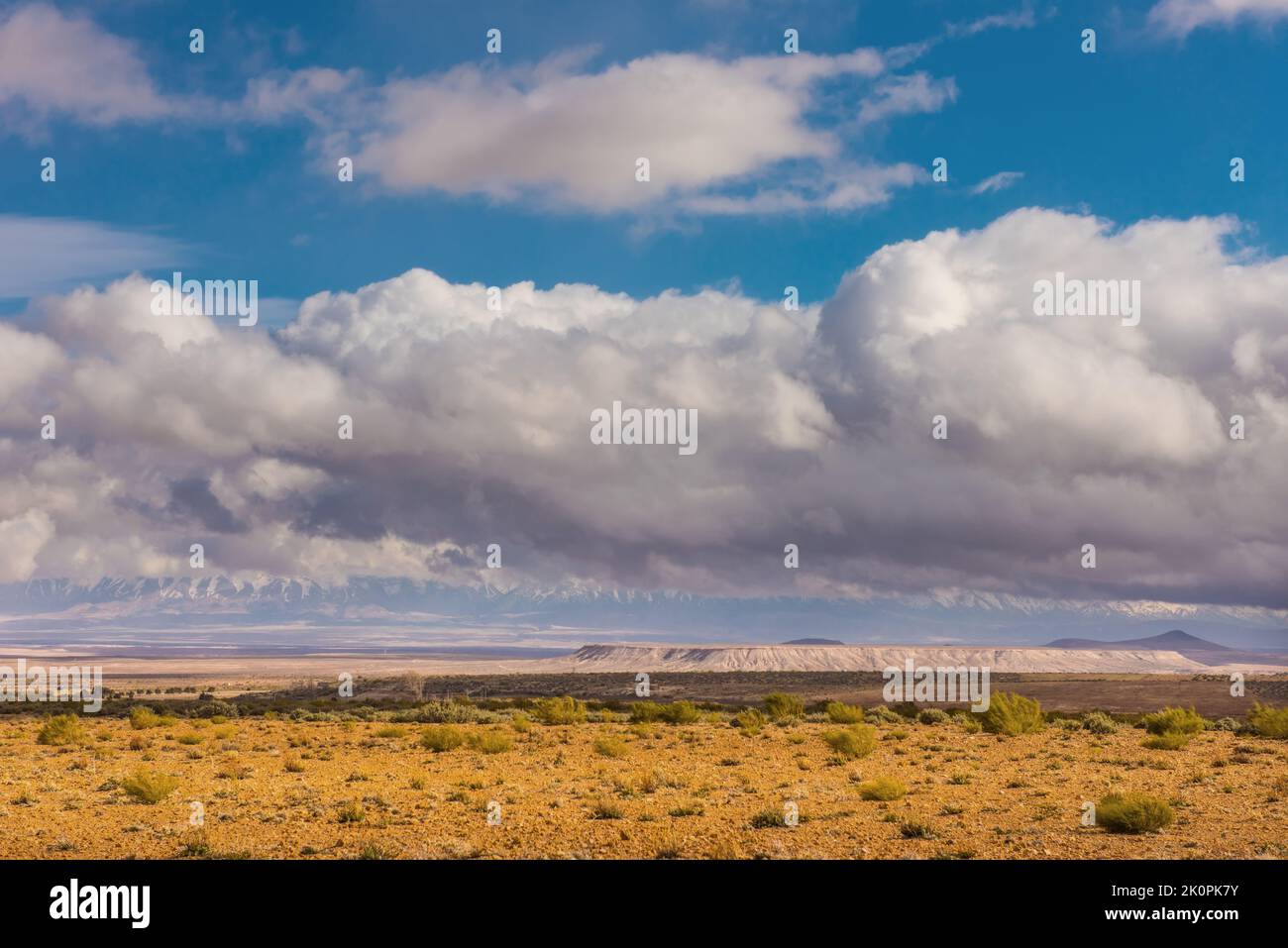 Magnifique paysage marocain, désert de pierre vide chaud et sec et ciel Banque D'Images