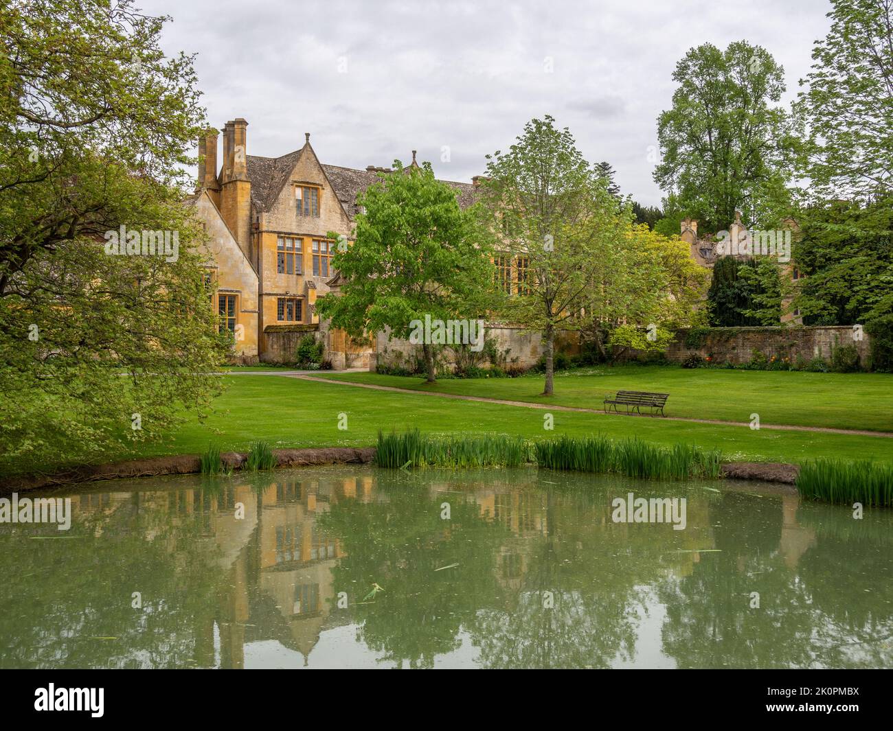 Vue sur l'étang à canards jusqu'à Stanway House, un manoir de Jacobean datant du 16th siècle, Stanway, Cotswolds, Gloucestershire Banque D'Images