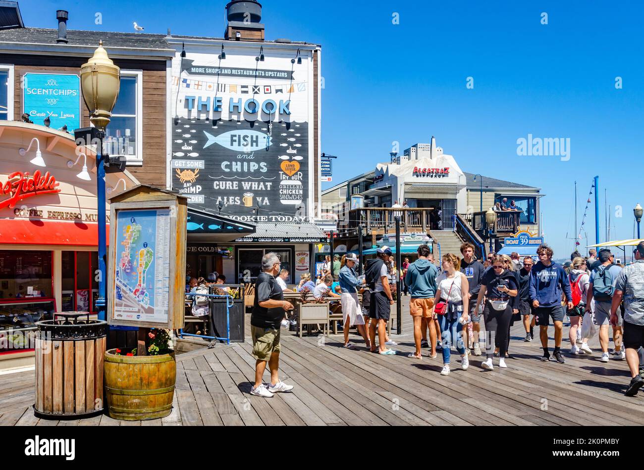 Pier 39 à San Francisco occupé avec des touristes. Banque D'Images