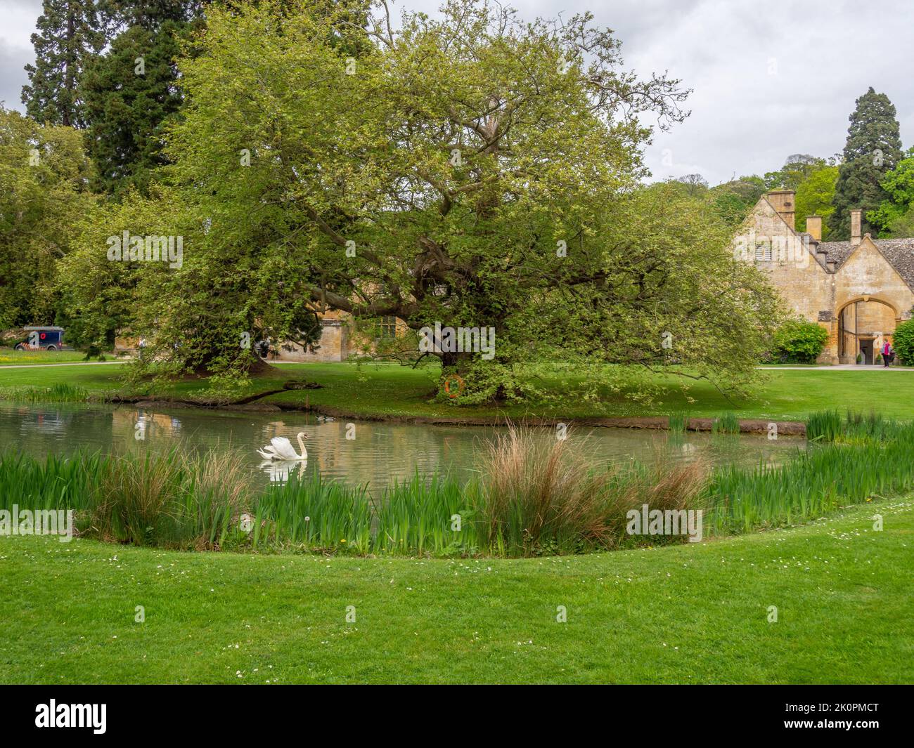 Vue sur l'étang à canards jusqu'à Stanway House, un manoir de Jacobean datant du 16th siècle, Stanway, Cotswolds, Gloucestershire Banque D'Images