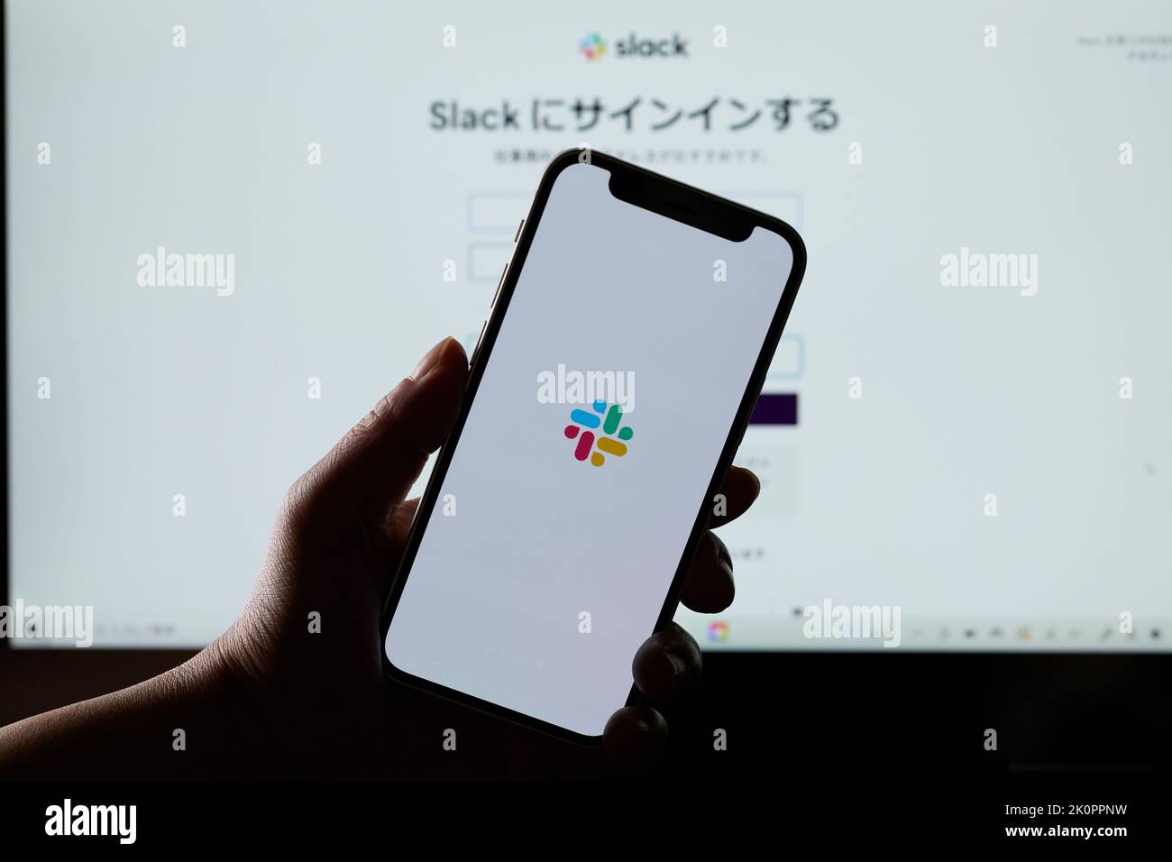 Tokyo, Japon. 6th septembre 2022. L'application Slack est visible sur un smartphone et son site Web s'affiche sur un écran à Tokyo, Japon, 6 septembre 2022. Credit: Shingo Tosha/AFLO/Alay Live News Banque D'Images