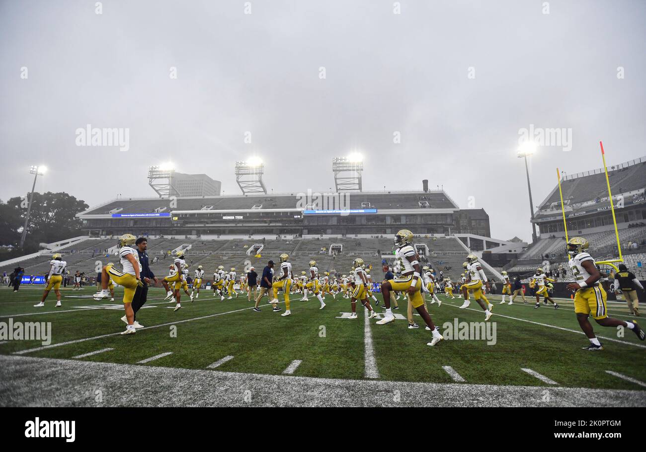 Atlanta, Géorgie, États-Unis. 10th septembre 2022. Georgia Tech Yellowvests les joueurs s'échauffent avant le début d'un match de football universitaire NCAA contre les Western Carolina Camontants au stade Bobby Dodd d'Atlanta, GA. Austin McAfee/CSM/Alamy Live News Banque D'Images