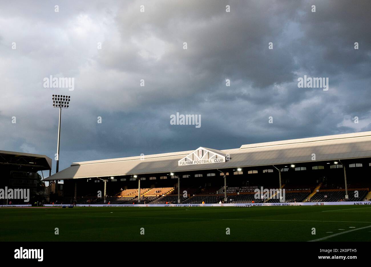 Stade de football Craven Cottage à l'ouest de Londres Royaume-Uni où joue le club de football Fulham , Royaume-Uni - usage éditorial seulement. Pas de merchandising. Pour les images de football, les restrictions FA et Premier League s'appliquent inc. Aucune utilisation Internet/mobile sans licence FAPL - pour plus de détails, contactez football Dataco Banque D'Images