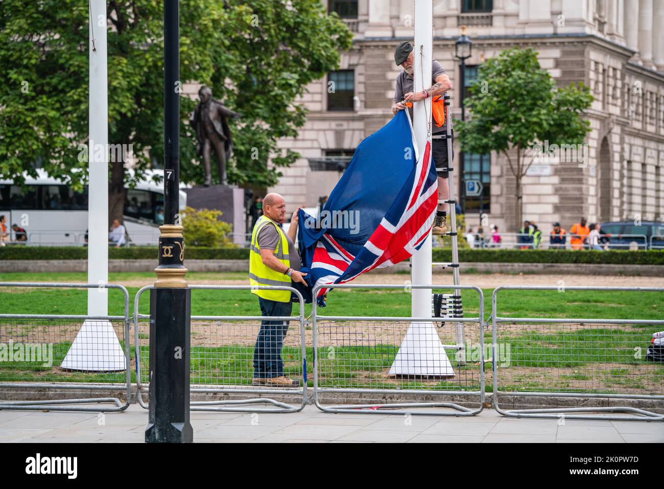 Londres, Royaume-Uni. 13 septembre 2022. Les ingénieurs des drapeaux accrochent les drapeaux des territoires britanniques d'outre-mer sur la place du Parlement alors que des préparatifs sont en cours pour les funérailles d'État de la reine Elizabeth II, le plus long monarque britannique en service qui est décédé à l'âge de 96 ans à Balmoral, L'Écosse, comme de grandes foules sont attendues de faire la queue pour voir le cercueil du dernier monarque qui est couché dans l'État à Westminster Hall Credit: amer ghazzal/Alamy Live News Banque D'Images