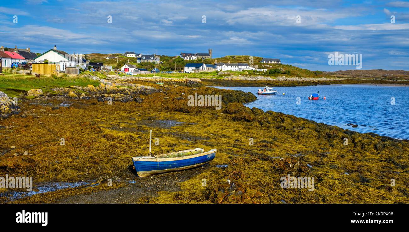 Une vue vers la colonie principale sur l'île de Coll, Écosse - le village d'Arinagour. Banque D'Images
