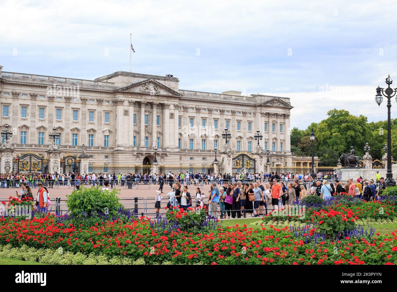 Buckingham Palace, 2022 septembre. Le drapeau de l'Union est à mi-mât comme une marque de respect pour la perte de la reine Elizabth II, avec de nombreux touristes venant à payer Banque D'Images