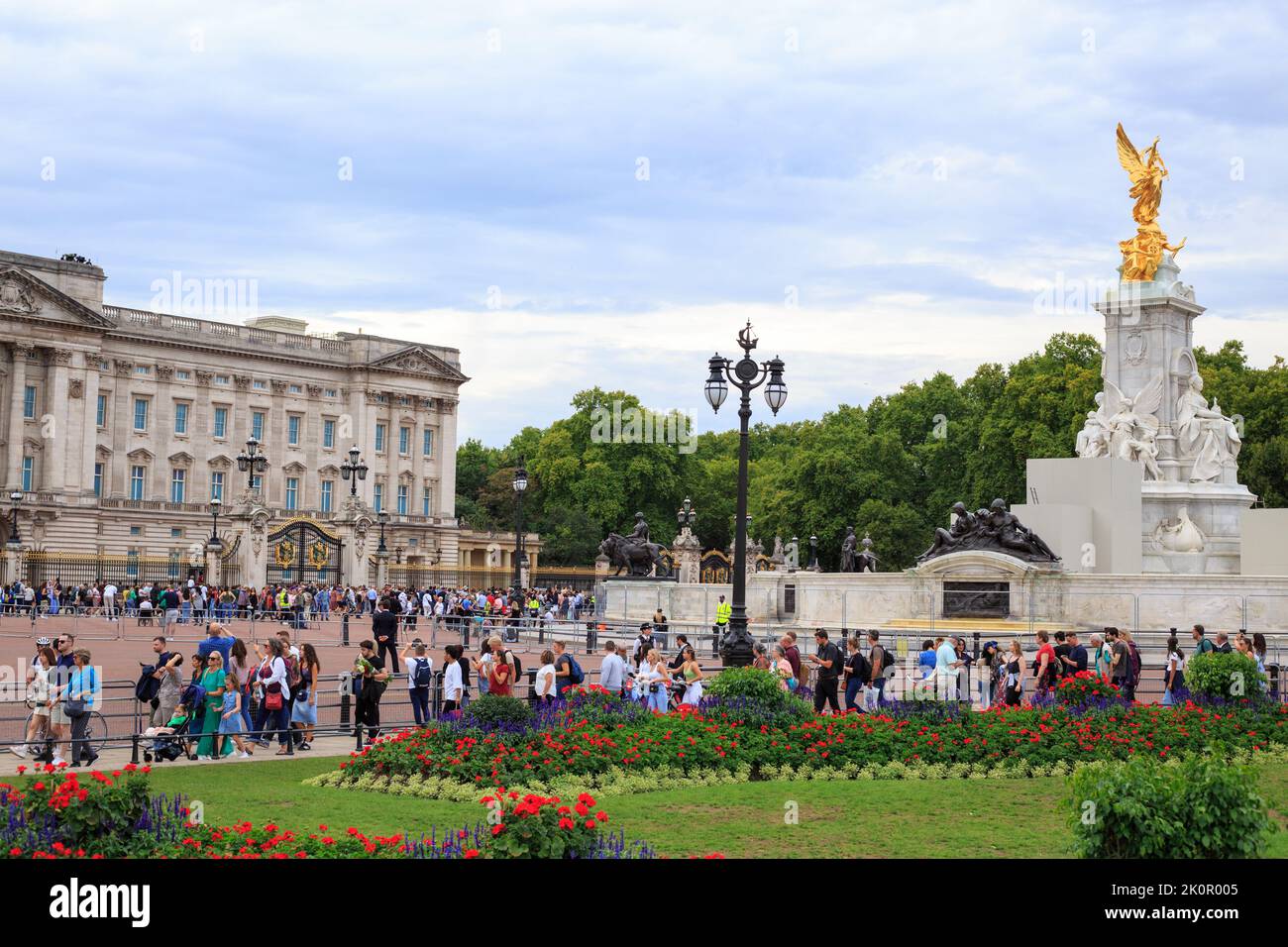 Buckingham Palace, Londres 2022. Des cahoards de gens marchent pour voir les hommages laissés à la Reine Elizabeth II après sa mort le 8th septembre 2022 Banque D'Images