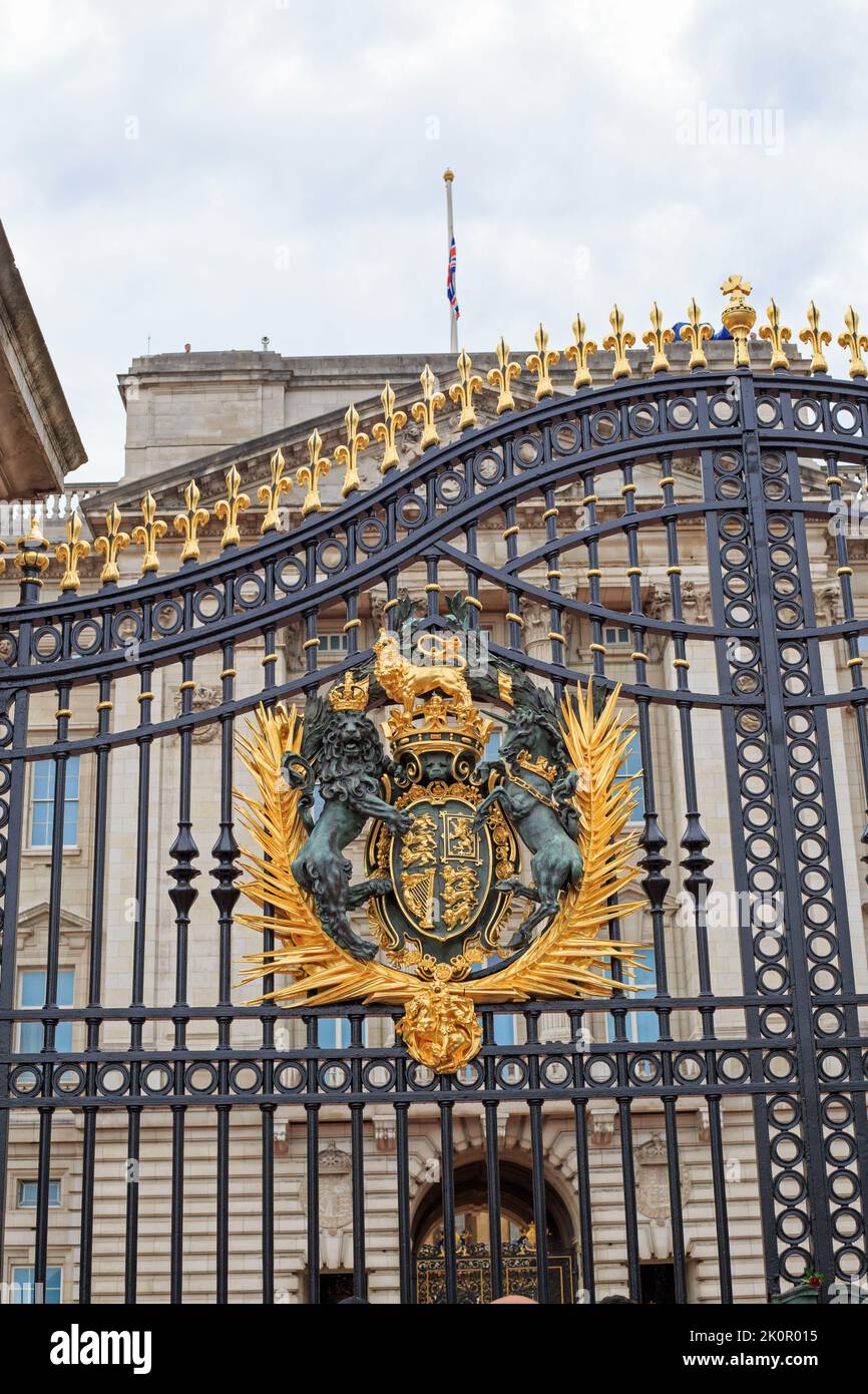 Buckingham Palace, Londres, septembre 2022. Le drapeau de l'Union Jack flotte à mi-mât pour le passage de la Reine Elizabeth II, avec l'écusson royal Banque D'Images