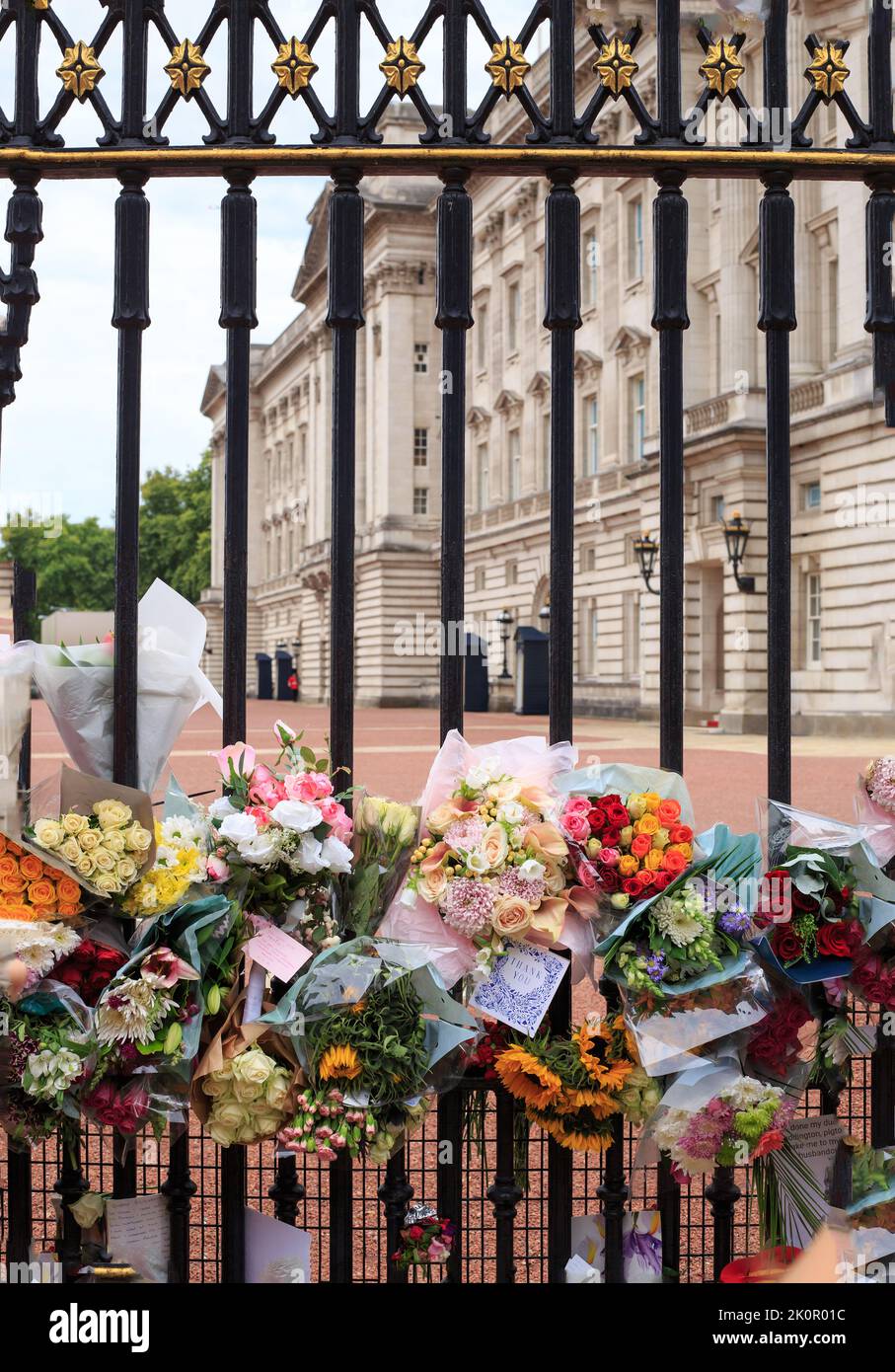Buckingham Palace, Londres, septembre 2022. Les Wellwishers placent des fleurs et des cartes sur les rails de Buckingham Palace, en hommage à la Reine Elizabeth II Banque D'Images
