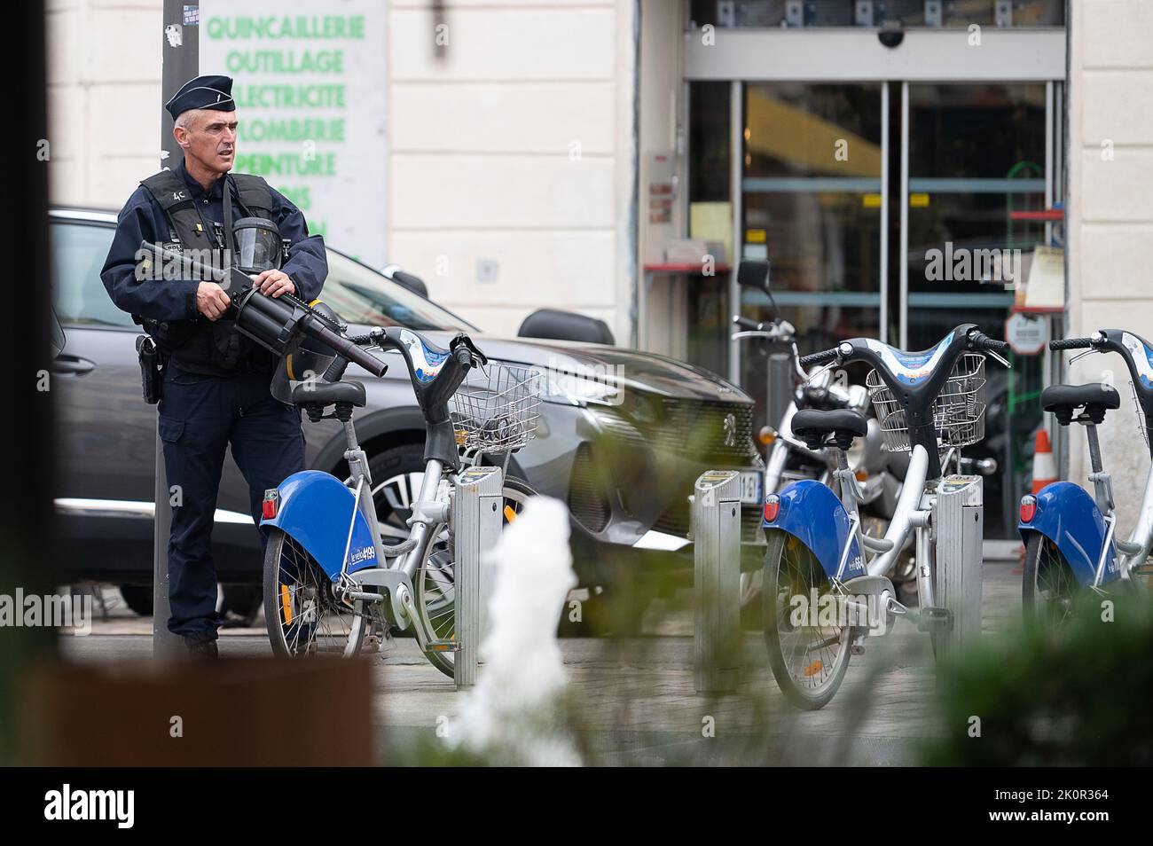 Marseille, France. 13th septembre 2022. Football: Ligue des Champions, Olympique Marseille - Eintracht Frankfurt, groupe D, match 2, centre ville. Un policier est muni d'un fusil pour irritants dans le centre-ville. Le match est évalué à un risque élevé de collisions entre les deux groupes de fans. Credit: Sebastian Gollnow/dpa/Alay Live News Banque D'Images