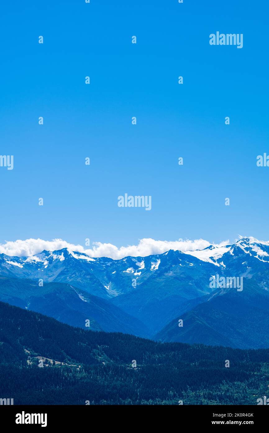 Chaîne montagneuse enneigée de Mestia, région de Svaneti en Géorgie. Paysage de montagne avec neige dans le Caucase Banque D'Images