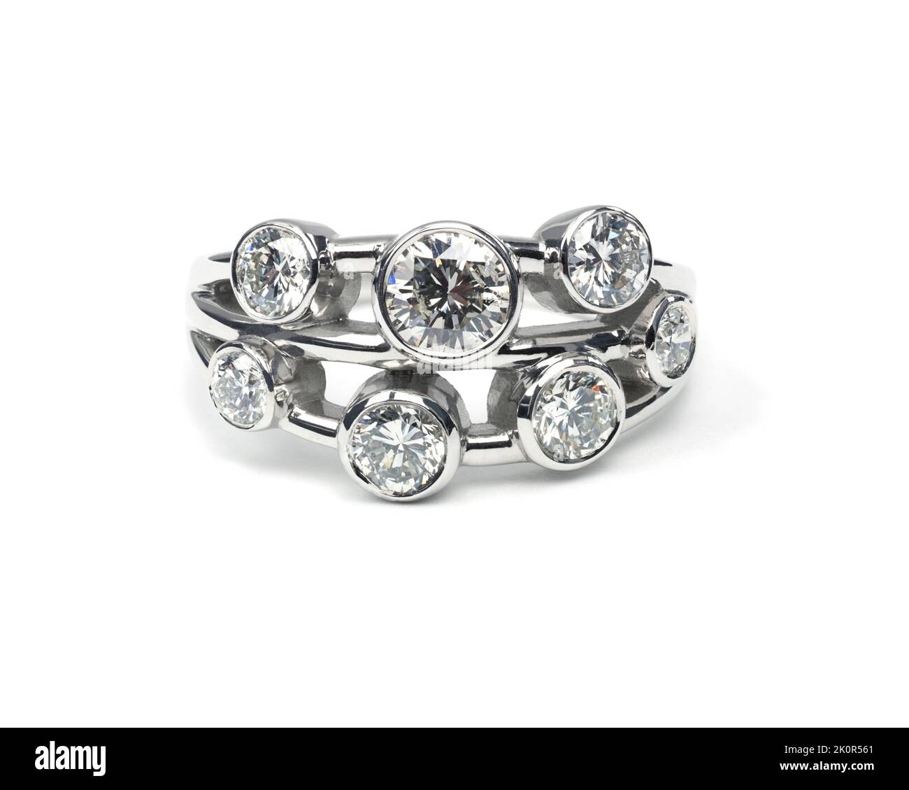 Bague en diamant photographiée sur fond blanc. Banque D'Images