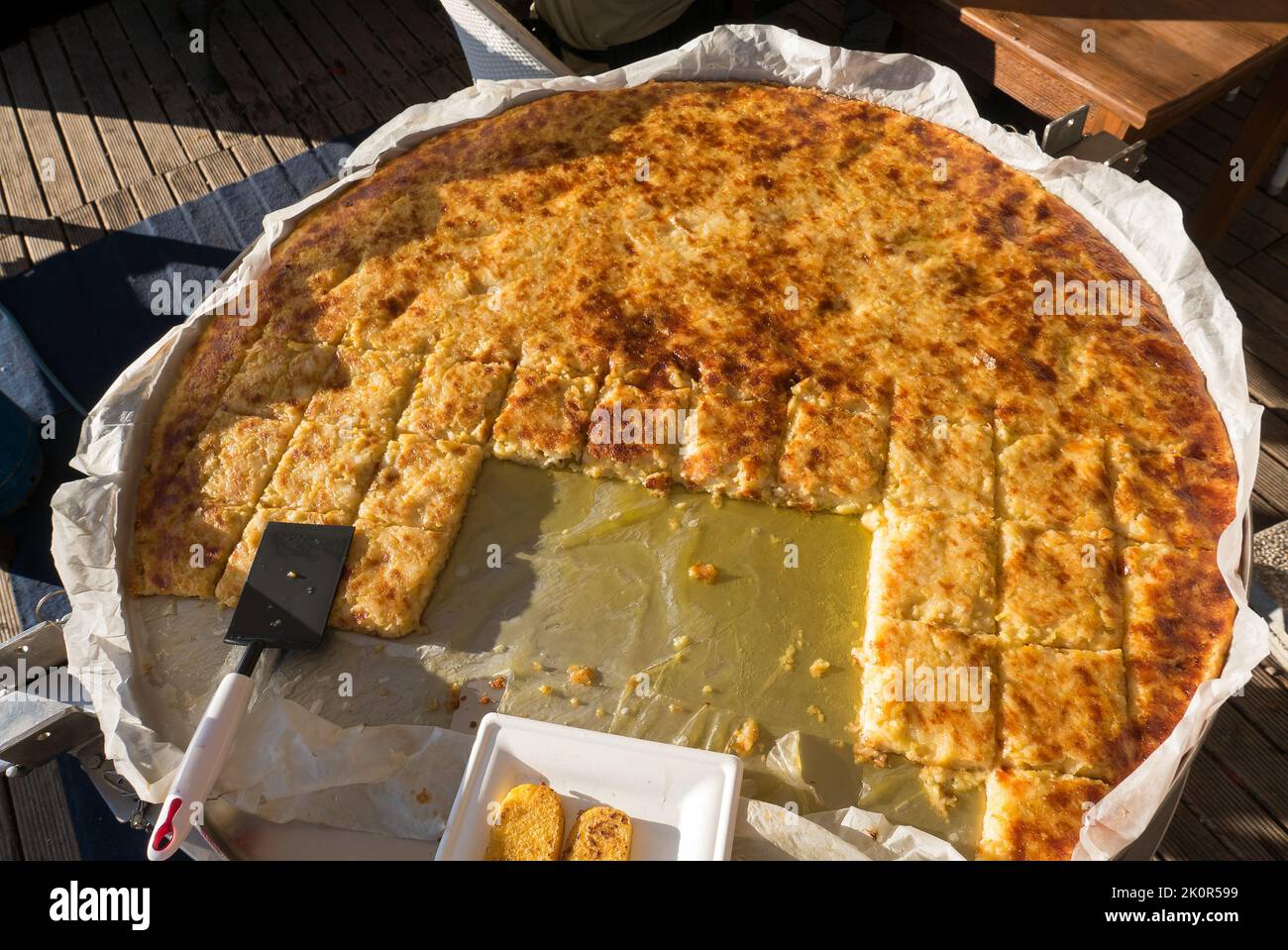 Une grande casserole avec le Frico, un plat traditionnel de la région italienne du Friuli fait de fromage chaud (Montasio) et de pommes de terre Banque D'Images
