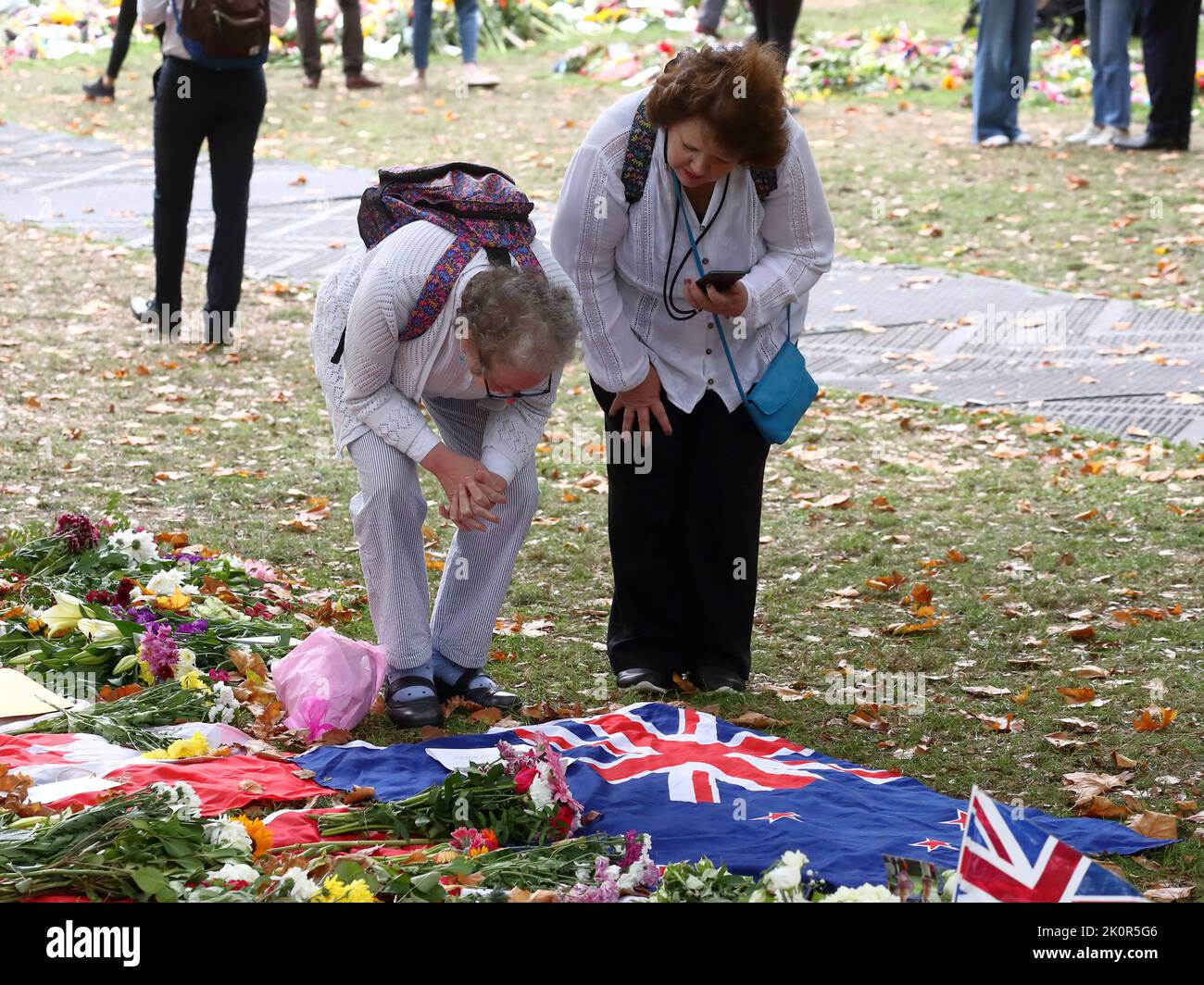 Londres, Royaume-Uni. 13th septembre 2022. Des milliers de personnes ont laissé des hommages floraux, des cartes et des messages à sa Majesté la reine Elizabeth II, décédée à 8 septembre, âgée de 96 ans. Credit: Uwe Deffner/Alay Live News Banque D'Images