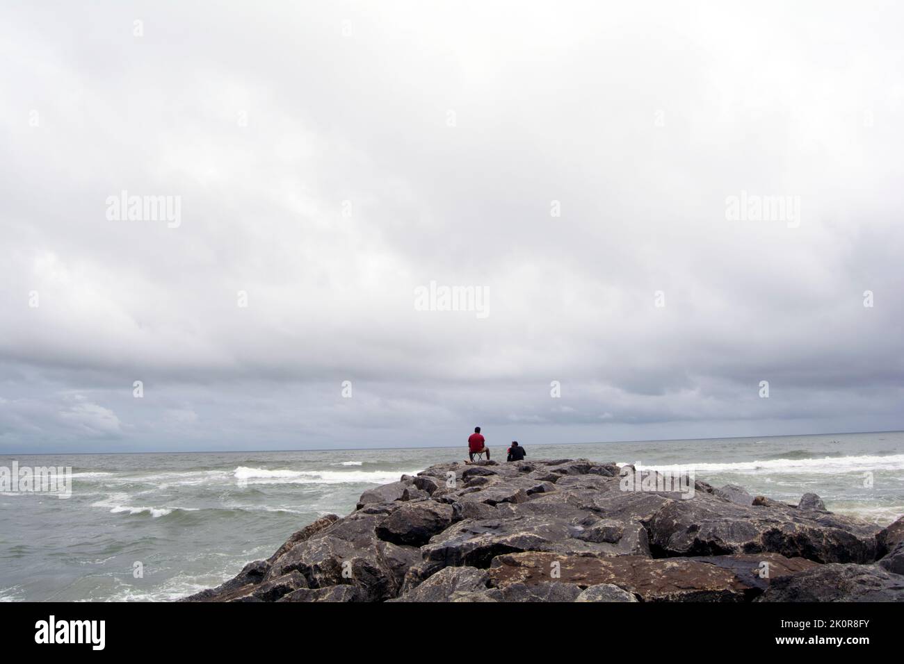 Profiter du bonheur de la solitude dans une belle plage avec un ami merveilleux Banque D'Images
