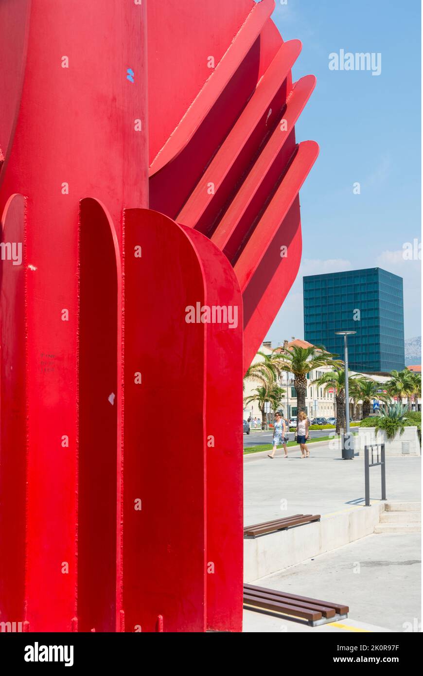 Sculpture rouge de l'artiste visuel Jagoda BUIC et cube de verre de l'hôtel Marjan en arrière-plan sur le boulevard de l'ACI Marina à Split, Croatie Banque D'Images