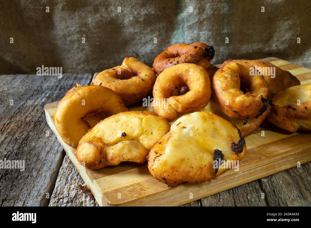 Pâtisseries sucrées sur fond sombre. Photo horizontale avec nourriture. Banque D'Images