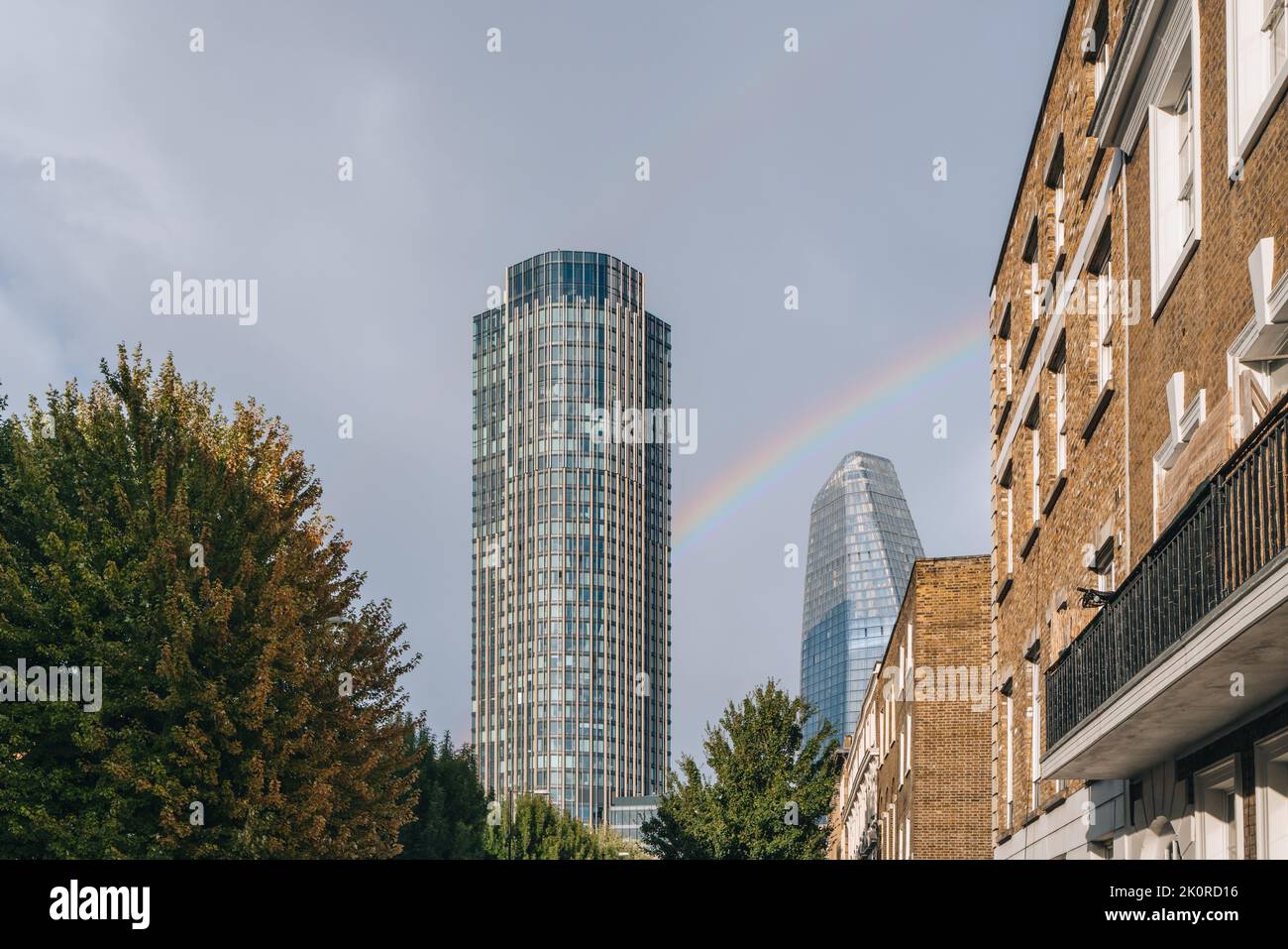 Londres, Royaume-Uni - 8 septembre 2022 : vue sur un arc-en-ciel derrière la tour Southbank, un bâtiment de grande hauteur à usage mixte à Stamford Street, Southwark, Londres. Banque D'Images